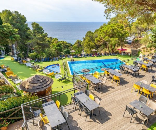 Het zwembad van camping cala illevado in spanje