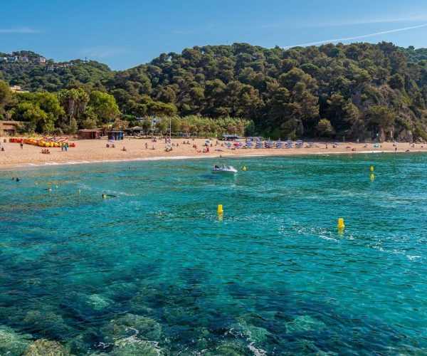 Het strand van Camping Cala Canyelles costa brava