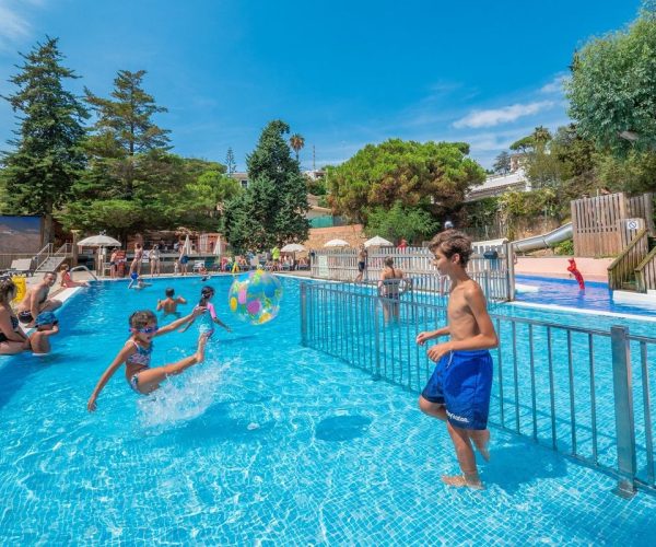 Het zwembad van Camping Cala Canyelles costa brava