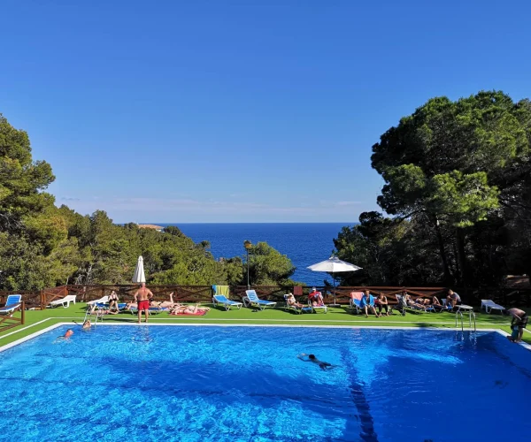 Camping Cala Llevado zwembad met uitzicht