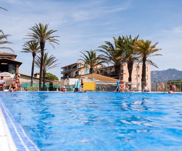 Camping Castell Mar zwembad met palbomen