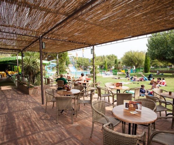 Camping Castell Montgri terrasje
