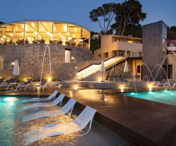 Camping Talaia Plaza Ecoresort zwembad in de avond