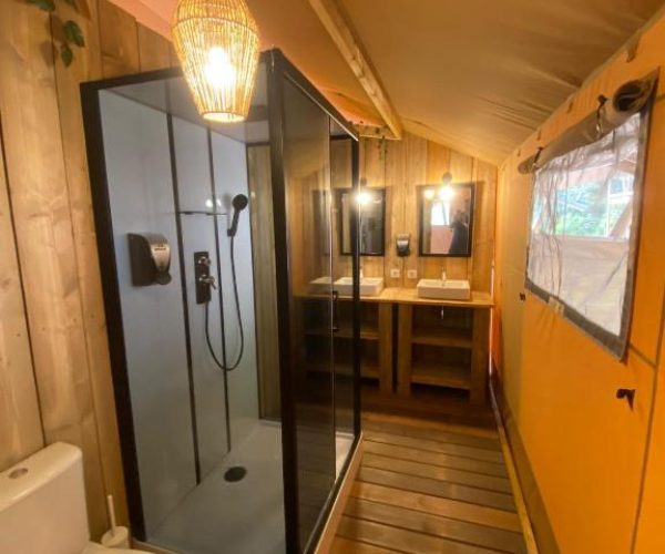 glamping vall de codo in terrades badkamer